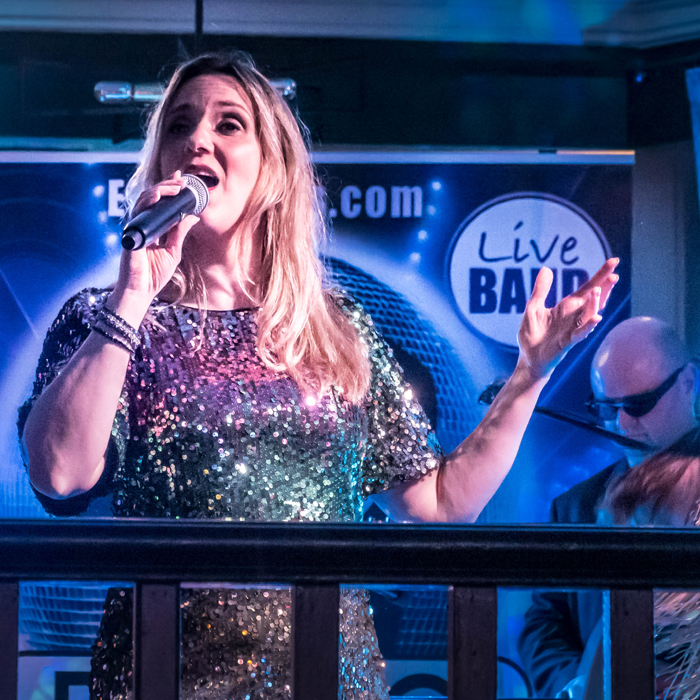 Electro 90s playing dance music from the 1990s live